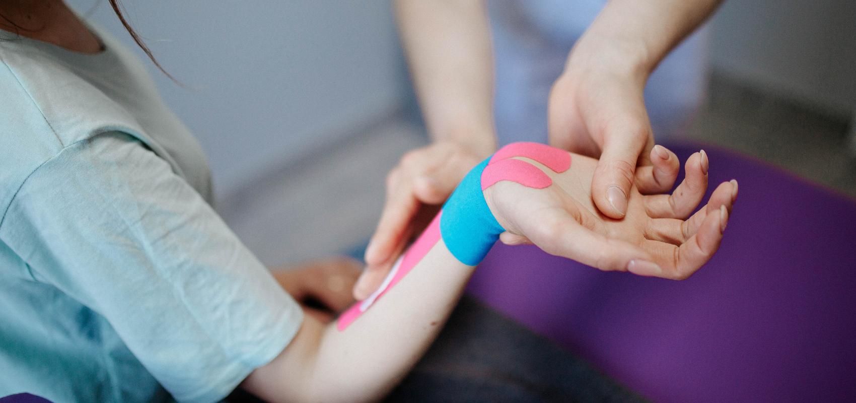 Wrist and finger pain: how kinesiology tape will help. Are your fingers and wrists aching? There is a simple and convenient solution. Wrist and finger pain: how kinesiology tape will help. Are your fingers and wrists aching? There is a simple and convenient solution.