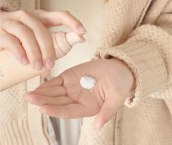 Yanagiya Apricot Oil Hair Essence Milk with apricot oil for hair restoration, 140 g