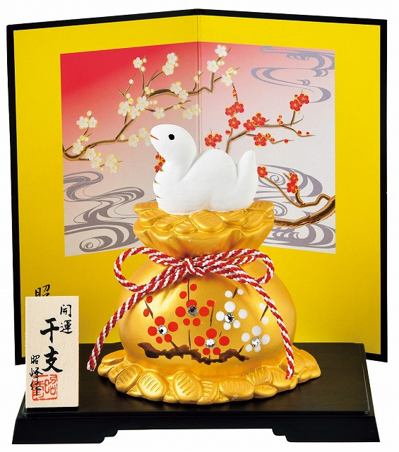 The figurine of the Snake guarding wealth (157) is a symbol of 2025