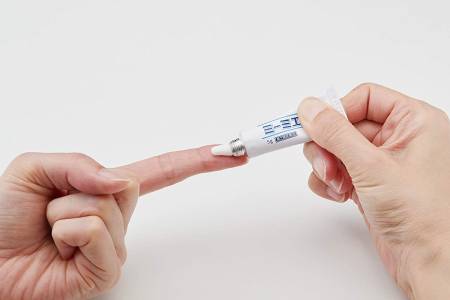 картинка Kobayashi Mimi Aid Anti-Itch Cream for Ears, 5 g магазин одежды и аксессуаров являющийся официальным дистрибьютором в России  Kobayashi Mimi Aid Anti-Itch Cream for Ears, 5 g