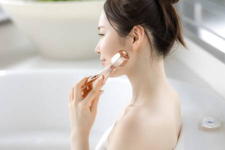 The Brashu Revo Multifunctional comb for washing the scalp, massage and styling