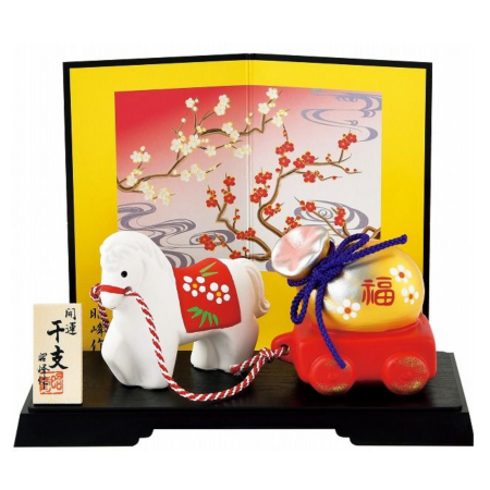картинка  Horse figurine with gifts (122) - symbol of 2026 магазин одежды и аксессуаров являющийся официальным дистрибьютором в России   Horse figurine with gifts (122) - symbol of 2026