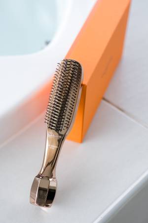 The Brashu Revo Multifunctional comb for washing the scalp, massage and styling