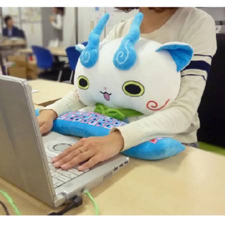 Funassyi Pillow PC to work on the computer