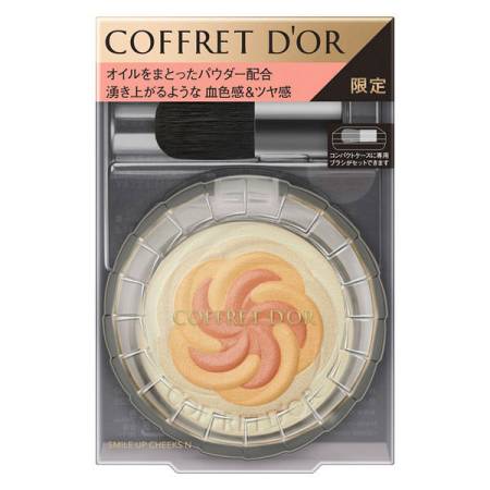 картинка Kanebo Coffret D'or Smile Up Cheeks Skin Moisturizing Moisturizing Blush EX05 Soft Beige, 5.0 g магазин одежды и аксессуаров являющийся официальным дистрибьютором в России  Kanebo Coffret D'or Smile Up Cheeks Skin Moisturizing Moisturizing Blush EX05 Soft Beige, 5.0 g