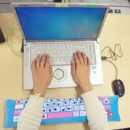 Funassyi Pillow PC to work on the computer