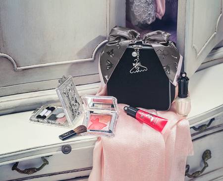 картинка JILL STUART Destiny's closet collection Limited edition makeup kit магазин одежды и аксессуаров являющийся официальным дистрибьютором в России  JILL STUART Destiny's closet collection Limited edition makeup kit